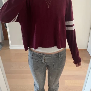 Vintöd tröja - Superfin vinröd tröja från Hollister. Texten på tröjan har försvunnit så vet inte vad det är för storlek, men skulle gissa på XS. Skriv gärna om frågor, priset kan diskuteras💗