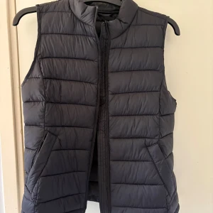 Svart väst - Jättefin svart väst, går att matcha med allt! Använd 1 gång💕