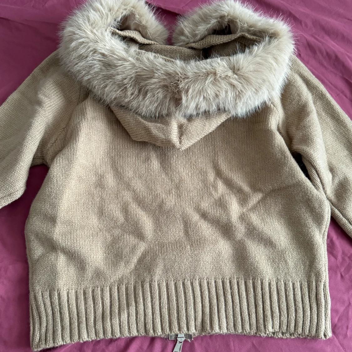 Beige stickad jacka med fuskpäls  - 1