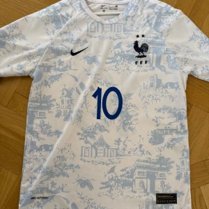 Frankrike bortatröja med Mbappe på ryggen - Säljer en Frankrike bortatröja från 22/23 säsongen. Den är i mycket bra skick och säljs för väldigt bra pris.