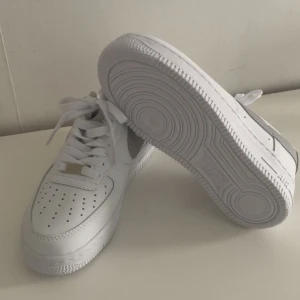 Vita Nike skor - Snygga vita Nike sneakers med grå swoosh. helt nya skor säljer för att de inte kommer till användning (ej äkta) pris kan diskuteras 