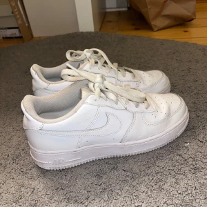 Vita Nike Air Force sneakers - Ett par vita Nike air force i storlek 39. Har används Max 3 gånger innan och är i bra skick. Köpte de för 1500 kr och säljer den för 999 kr då det inte har används så mycket . 