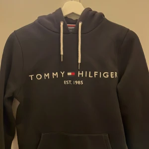 Tommy hilfiger tröja - Tja, säljer nu min Tommy hilfiger tröja i storlek Xs som är i bra skick. nypris 1300kr.