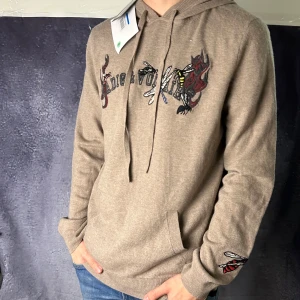 Zadig & Voltaire cashmere hoodie helt ny - Zadig Voltaire cashmere hoodie helt ny. 30% cashmere 70% wool. Storleken är L men passar även M. Modellen på bilden är 186 cm 73kg. Slutsåld överallt🔴