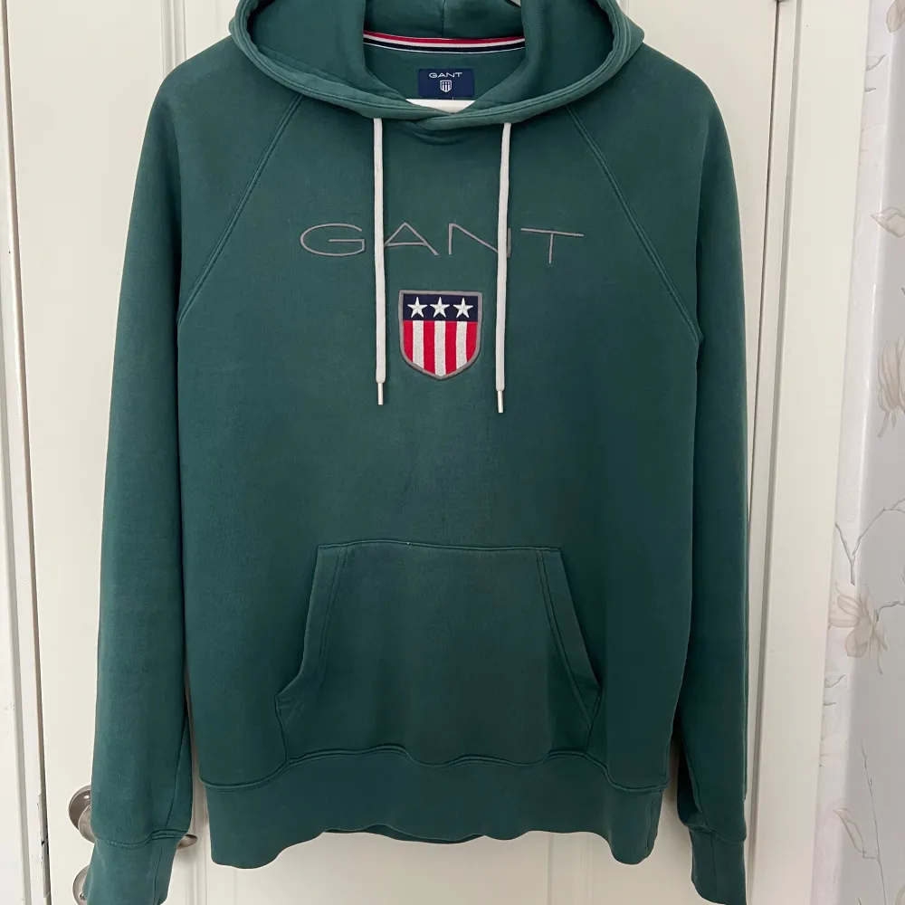 Säljer denna feta Gant Hoodie i storlek M men passar S. Den är i väldigt fint skick och nästan aldrig använd. Jag skulle kunna gå ner i pris vid snabb affär. Skriv vid frågor eller funderingar mvh.. Neuletakit & Villapaidat.