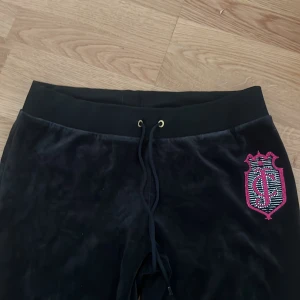 Svarta mjukisbyxor - Snygga svarta mjukisbyxor från Juicy Couture-äldre modell. Lite avfärgade längst ner, men inget man tänker på då det knappt syns när man har på sig dom. Storlek M men passar även S. Dm för mer💕