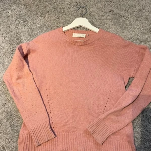 Rosa stickad tröja från Rosemunde - jättesnygg rosa stickad tröja från Rosemunde🎀🎀 säljer för att den inte kommer till användning! skulle säga att den är xs-s💗 
