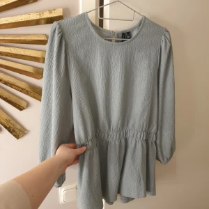 Blus - Använd en gång. Svårt att färgen rättvis på bild men den är mintgrön ungefär.