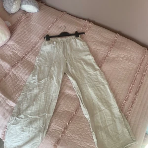 Beiga linnebyxor - Säljer ett par beiga linnebyxor från HM i storlek XS, bara använda ett fåtal gånger och är i bra skick 