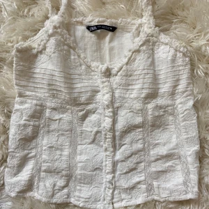 Vit blus från Zara - Säljer en söt vit blus från Zara med spets detaljer som är perfekt för vår och sommar dagar🥰