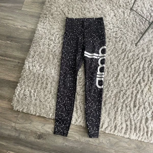 Tights AMIN -  Endast använda en gång,Snygga svarta leggings med vita prickar ifrånAMIN. Perfekta för träning eller en avslappnad dag. Ny pris 500 mitt pris 150 men priset går att diskutera vid snabb affär