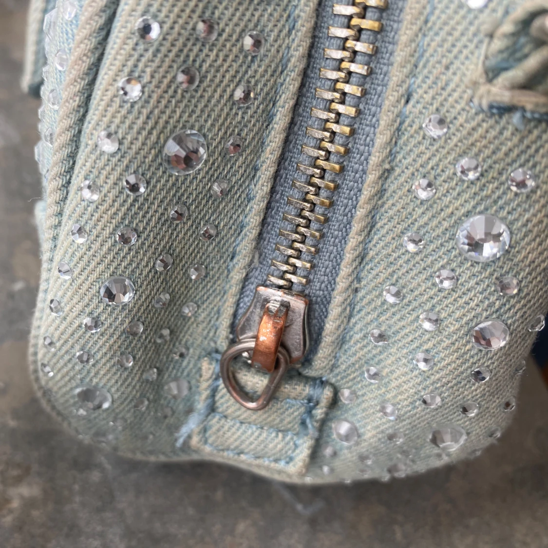 Glittrig axelväska i jeansmaterial - 2