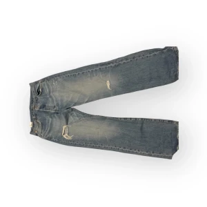 Levis jeans - Levis jeans använda 2-3 gånger. Dom kom med hål som design!!! Så skick 10/10👍👍👍