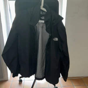 North Face Regn Jacka - Säljer nu min nortface jacka då den är för liten perfekt nu tills allsvenska säsongen drar igång eller annat du vill ha den till