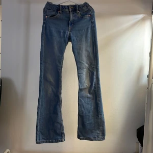 Blå jeans från Kappahl - Snygga blå jeans från Kappahl  Industries med en klassisk design. De har en bootcut-stil och är tillverkade i jeansmaterial. +frakt