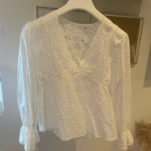 Blus  - Supersöt blus från butiken Missäy i Göteborg. Använd få gånger så i superbra skick!🩷