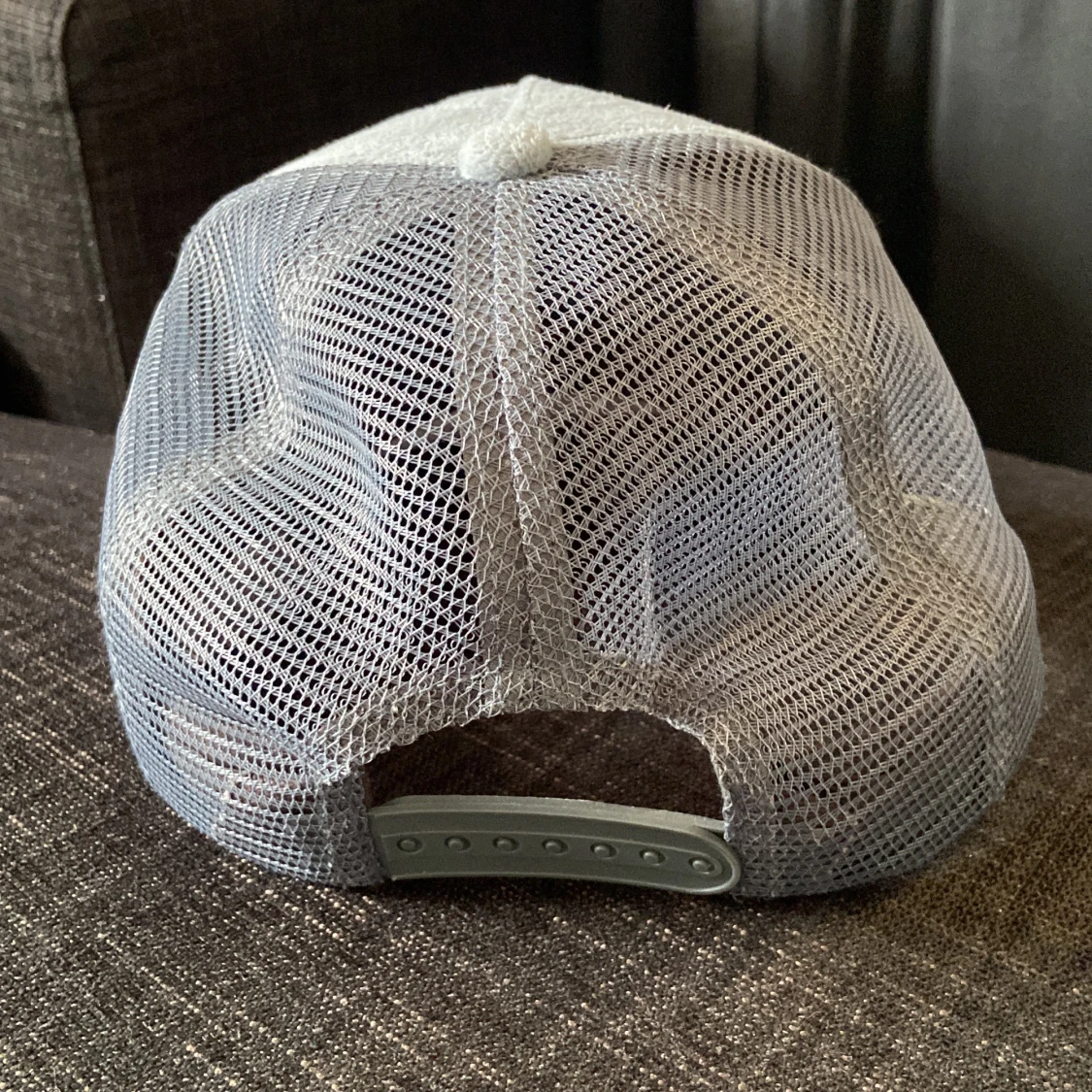 Grå keps med retrotryck - 2