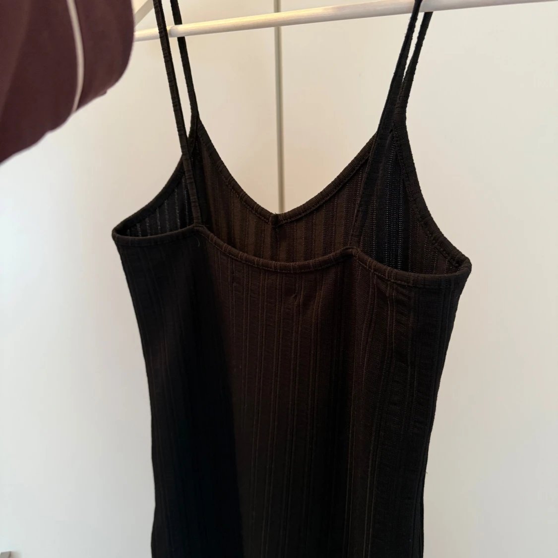 Svart ribbad klänning - 1