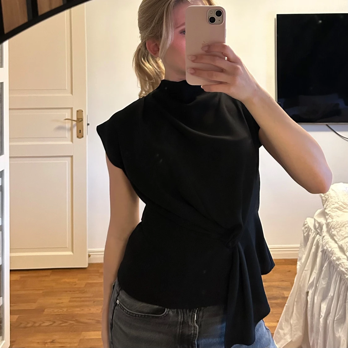 Svart blus med knytning