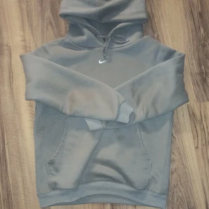 Nike hoodie - Skön Nike hoodie med skön färg. Just buy it storlek M