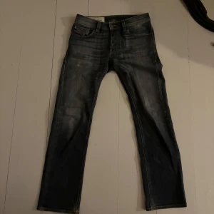 Diesel Larkee - Snygga mörkblå jeans från Diesel, Larkee 29:32 straight fit.