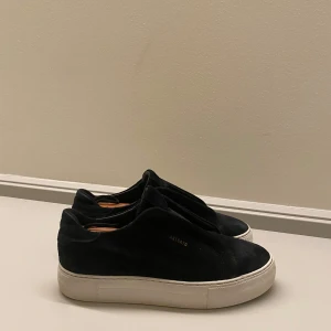 Axel Arigato Skor - Ett par stilrena Axel Arigato i färgen svart och mocka. Skorna är i fint skick och har använts fåtal gånger. Inköpta på Miinto.se för 2500kr! Box ingår ej. Storlek 40. 100% mocka. Priset är ej hugget i sten. Hör av er vid frågor eller funderingar! ⚪️⚫️📣