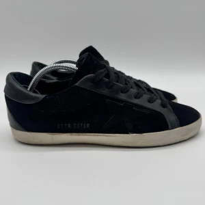 GOLDEN GOOSE SNEAKERS  - Golden Goose sneakers - Skick: 9/10 - Tillbehör: Enbart skorna - Storlek 39 sitter som 40 - Nypris: runt 6000kr - deluxecloset