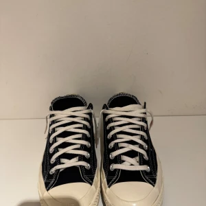Svarta sneakers från Converse x CDG - Snygga svarta sneakers från Converse i samarbete med Comme des Garçons. Nypris (1650 kr) men jag säljer betydligt billigare. Perfekta för vår och sommar. De är i väldigt bra skick, Skulle säga 9/10 då de bara är använda ett fåtal gånger. Pris går att diskutera vid snabb affär💰vid frågor eller funderingar är de bara att höra av er svarar så snabbt som möjligt. 