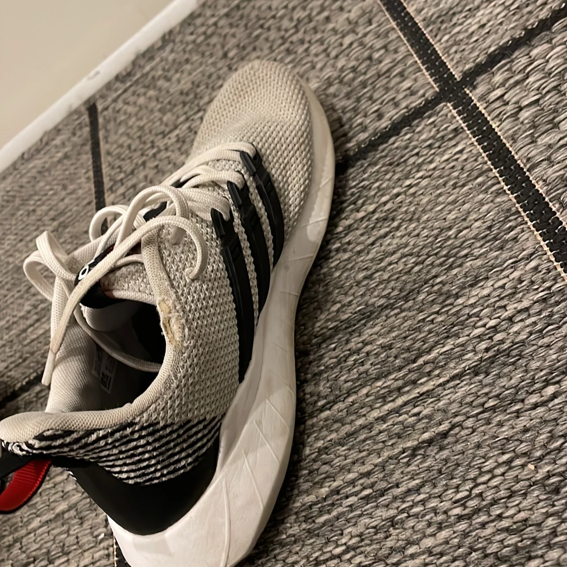 Vita och svarta sneakers från Adidas - 2