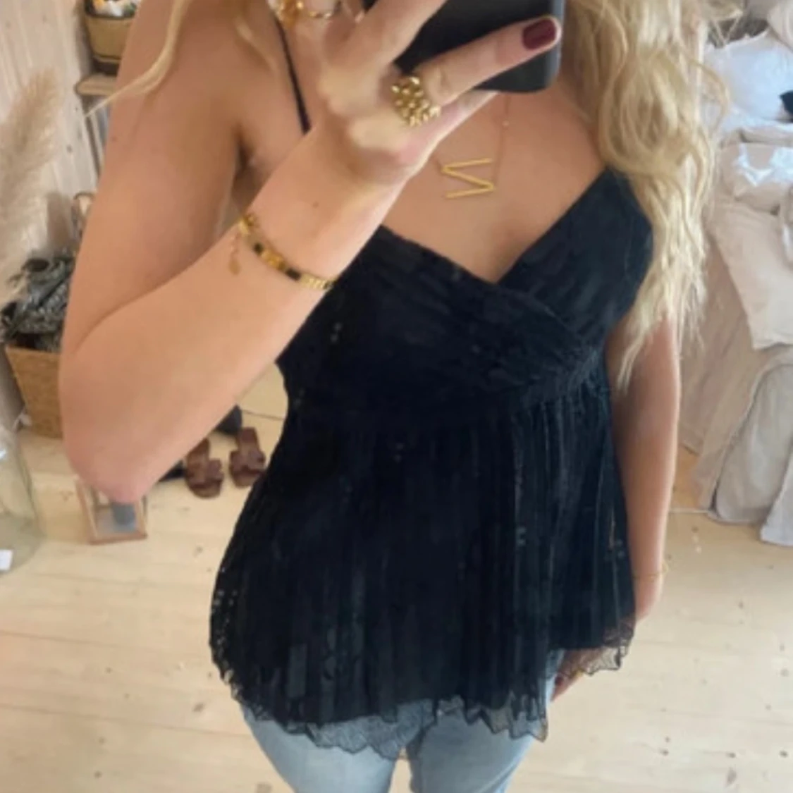 Svart spetslinne med smala axelband - 1