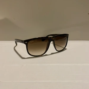  Ray-Ban boyfriends  - Säljer nu mina RayBan boyfriends med en klassisk wayfarer-design. Bågarna har ett stilrent leopardmönster i brunt och svart. Tillverkade i Italien med hög kvalitet. Perfekta för soliga dagar! Hör av dig om du har funderingar.
