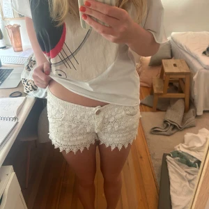 Vita spets shorts  - Super fina vita shorts med spets, jätte fint skick, köpta utomlands. En del av en söm på volangerna bak har släppt något som inte syns på. Kan ta bild!🌟