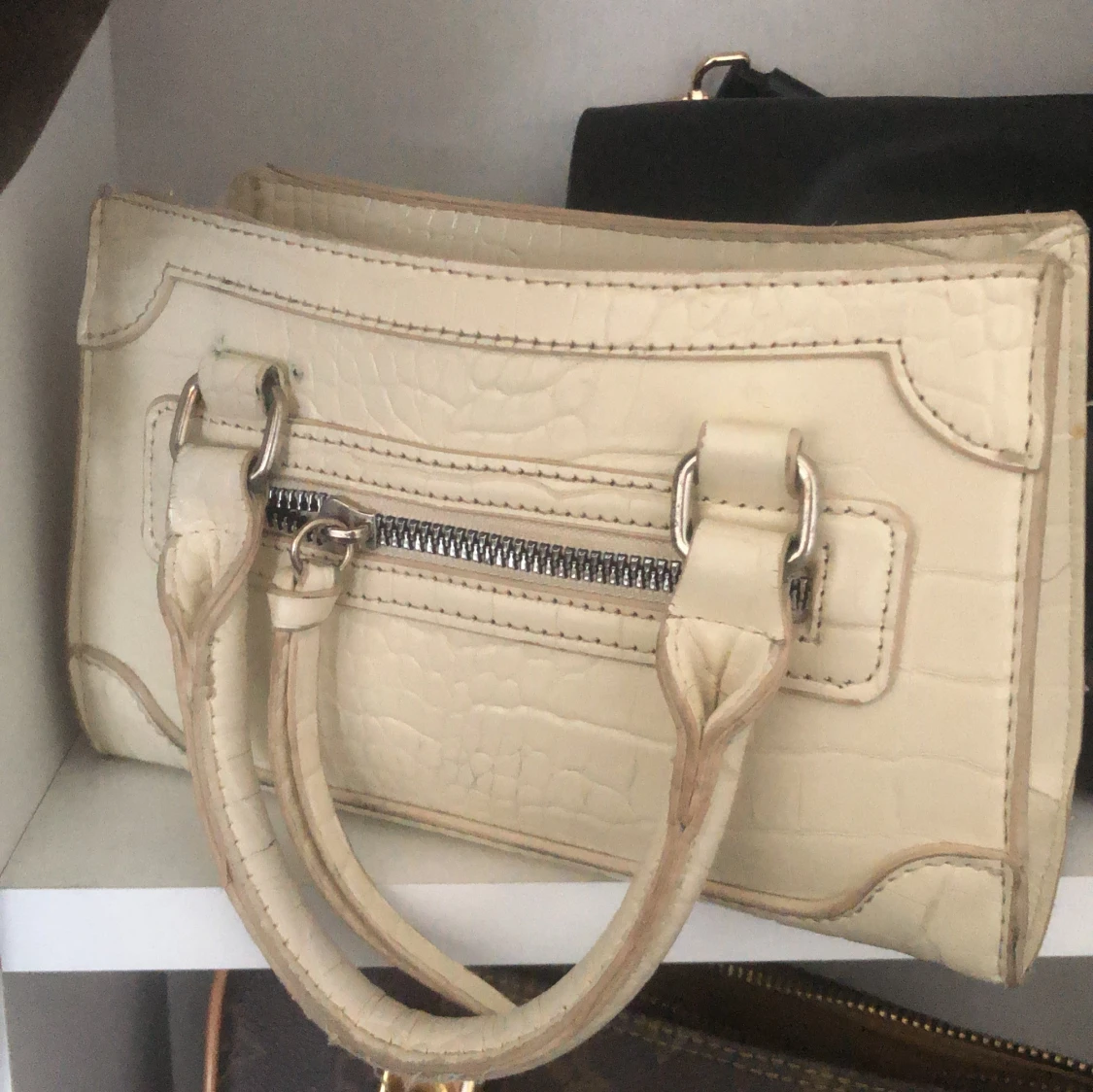 Beige handväska med dragkedja