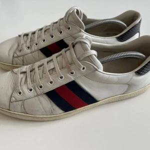 Gucci ace skor - Säljer nu ett par sjukt snygga skor! Skulle säga att dom är i väldigt bra skick men man bedömer självklart skicket efter bilderna, allt og med följer så som box kvitto osv, skriv vid minsta fundering, perfekta skorna nu till sommaren🌟