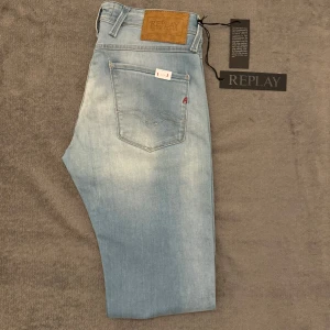 Helt nya Replay Anbass slim fit jeans blå W30 L34 - Tvärfeta helt nya Replay Anbass jeans | skick 10/10, nya med OG tags | W30 L34 | kostar 1800kr+ i butik | vi postar alltid inom 24 timmar, ofta inom 60 min | skriv för fler bilder eller om du har någon fundering, vi kan tyvärr ej skicka bild med jeansen på då det är fel storlek // HLselling