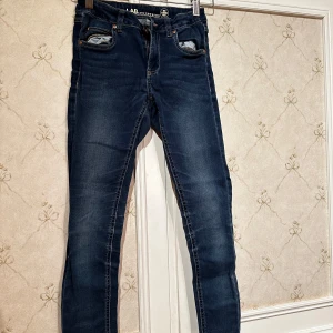 Mörkblå jeans från LAB Industries - Snygga mörkblå jeans från LAB Industries i en klassisk design. De har en normal passform och är tillverkade av hållbar denim. Perfekta för en stilren look.