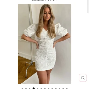 Vit Student klänning - Säljer min studentklänning från förra året. Jätte fin och figursydd från By IC I storlek xs. Bara använd på student dagen, skriv för mer bilder.💗