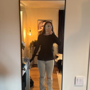 Svart tröja från zara - Säljer den här stilrena svarta tröjan som är köpt från zara i storlek S. 