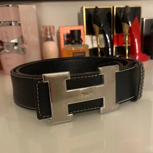 Svart skärp med H-spänne  - Snyggt svart skärp med ett stort H-format spänne i silver. Använd några gånger men är i hyfsat bra skick! Kontakta för mer information😊💞