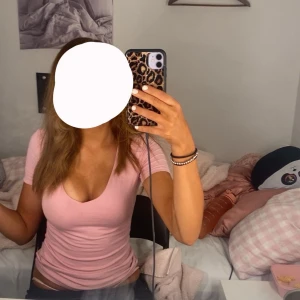 Rosa v-ringad topp - Säljer en söt v-ringad topp med korsta armar. Perfekt till sommaren, skriv för mer bilder🩷