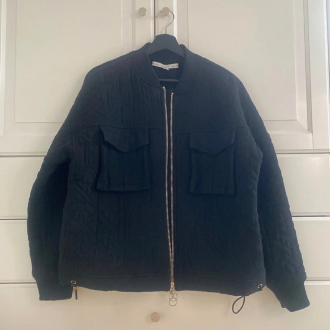 Svart quiltad jacka från & Other Stories - 1