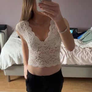 Vit spetsblus - Säljer en söt vit spetsblus med v-ringning och korta ärmar. Slut såld och super fin. Skriv för fler bilder.