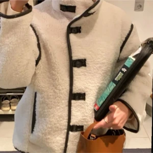 teddy kappa HM - säljer denna trendiga slutsålda teddy kappa ifrån HM i storlek XS, den är i väldigt bra skick som ny. skriv för fler bilder💞