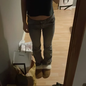 Grå jeansbyxor - Säljer ett par grå jeansbyxor med normal passform. Kommer inte till användning längre. Den har lite slitningar på vänstra sidan men de syns inte så mycket. 