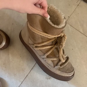 Beigea inuikkis❤️ - Jättefina inuikkis som inte sitter bra på mig❤️dem är storlek 38 och har bara en defekt på framsidan som knappt syns, nypris är 3000kr💞 en av sulorna inuti, alltså fodret saknas, men priset är billigt❤️