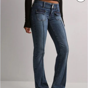 Nelly jeans - Säljer mina fina lågmidjade jeans från nelly då de inte kommer till användning längre, jag har spretat upp längst ner och sytt fast fram fickorna (går att fixa ifall man inte vill ha ihopsydda framfickor) Använt några gånger men inga defekter.