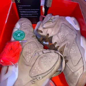 Travis Scott Jordan 6 - Jordan 6 travis scott brittish khaki. Skorna, boxen, gympapåse, tre olika skosnören och en borste ingår. Skorna är använda ett par gånger så inte helt i nyskick. Har flera bilder vid intresse