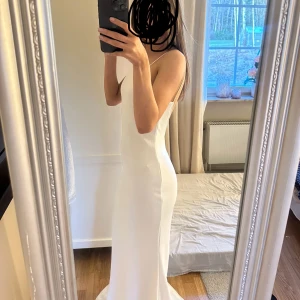 Vit balklänning med öppen rygg - !PRIS KAN DISKUTERAS! Säljer denna vita balklänningen med öppen rygg och slits💓den är även glittrig som man kan se på sista bilden💓säljer den därför att den var lite för stor för mig💓 den har dock två små fläckar vid slitsen men det syns inte alls mycket 💓