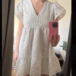 Studentklänning - Oanvänd klänning från Zara som passar perfekt till studenten eller liknande tillfällen! Klänningen har små söta guldiga detaljer i blommorna som syns på bild 4! (Säljer då jag hittade en ny klänning jag tyckte passade mig mer till studenten)