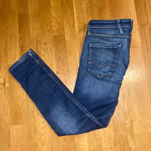 Replay Jeans Anbass - Snygga Replay jeans med en cool tvätt. Modellen är anbass och storleken är 30/32. Hör av dig vid funderingar!